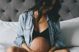 Ervaren therapeut geeft zwangerschapsmassage – professional begeleidt zwangere vrouw met zorg en aandacht.